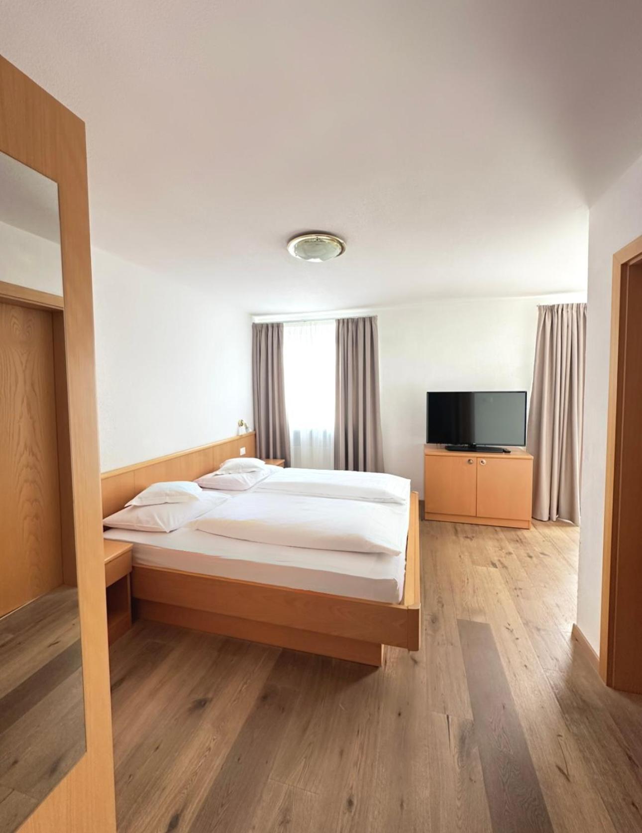 Garni Hotel Dorothea Tirolo Exterior foto